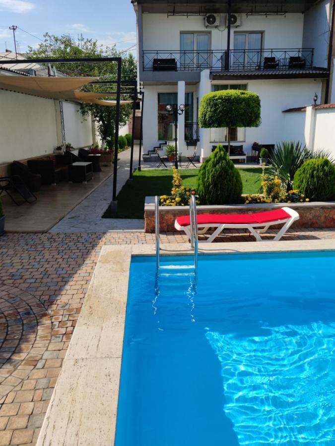 Garden Lounge *