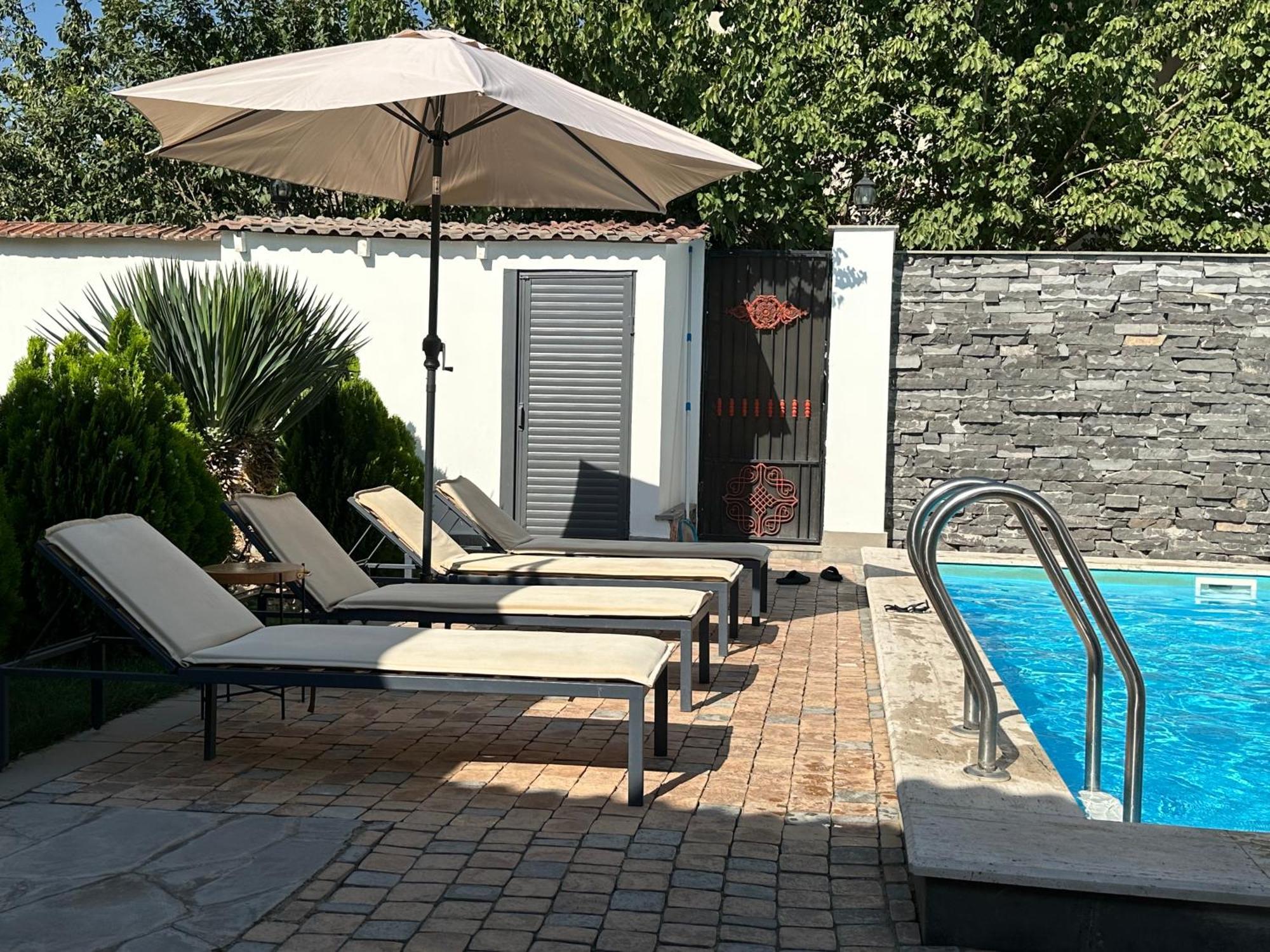 Garden Lounge *